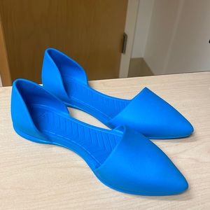 Native blue pointed toe ballet flats